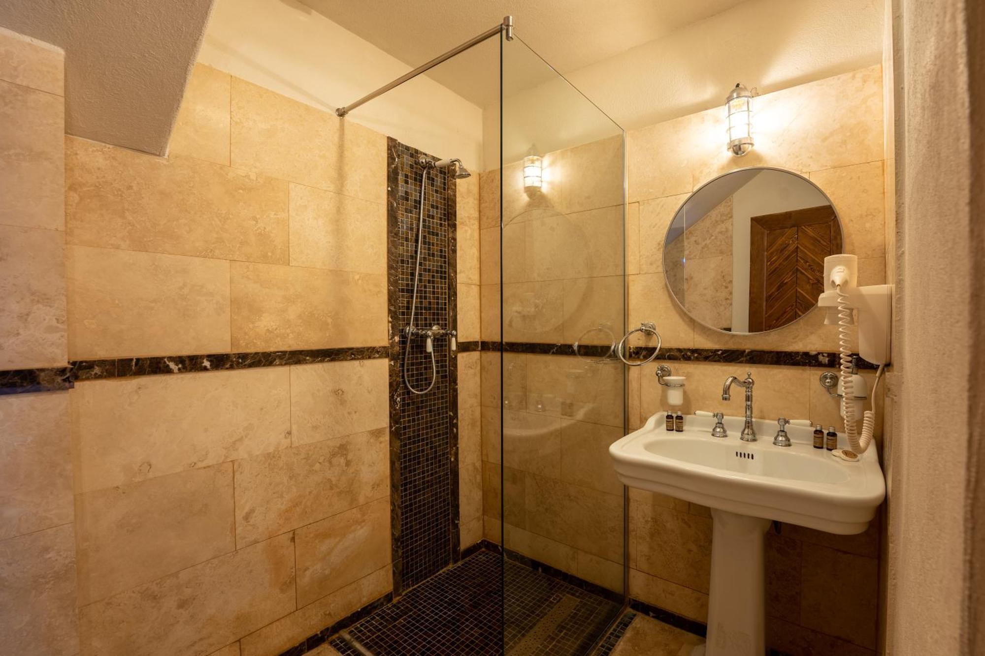 The Throne - M Museum Hotel 锡吉什瓦拉 外观 照片